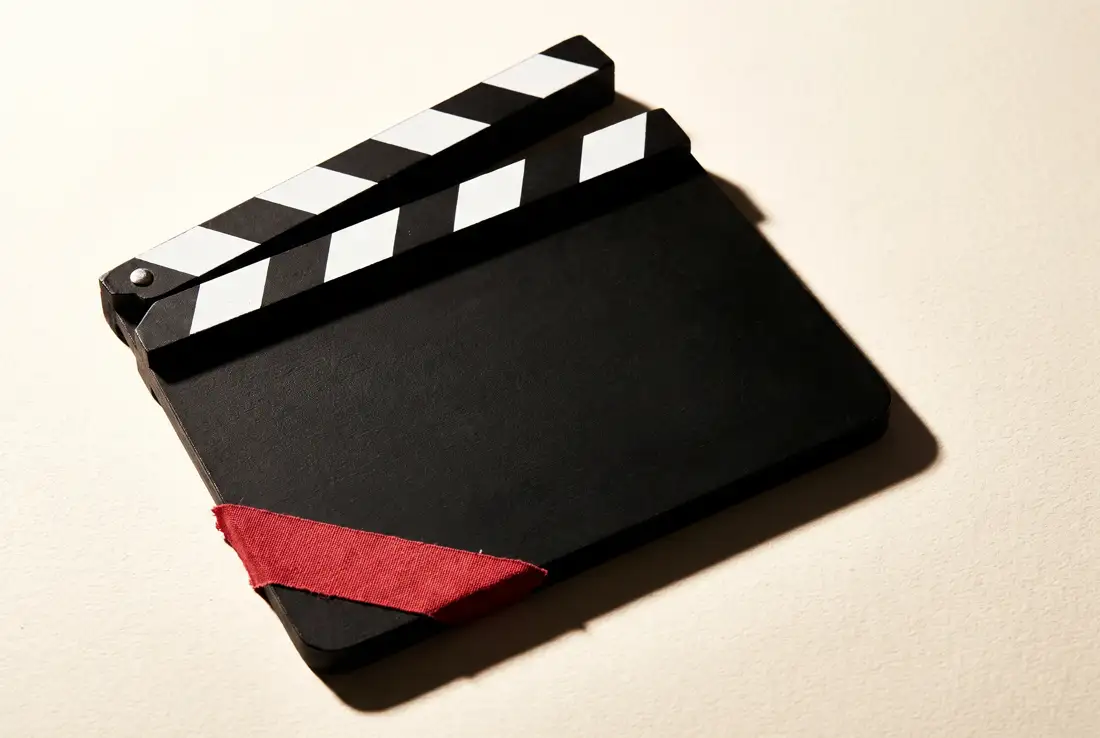 Clacheta de film cu banda gaffer rosie, pe hartie alba